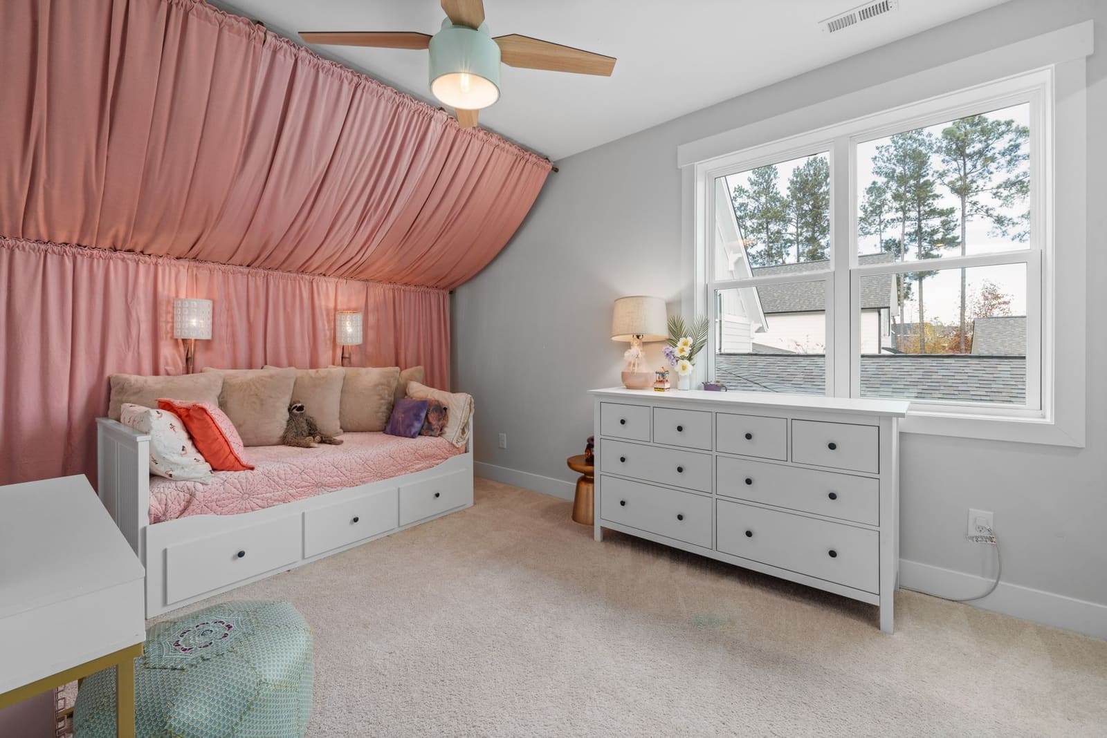 Children's bedroom with built-in storage in Pune