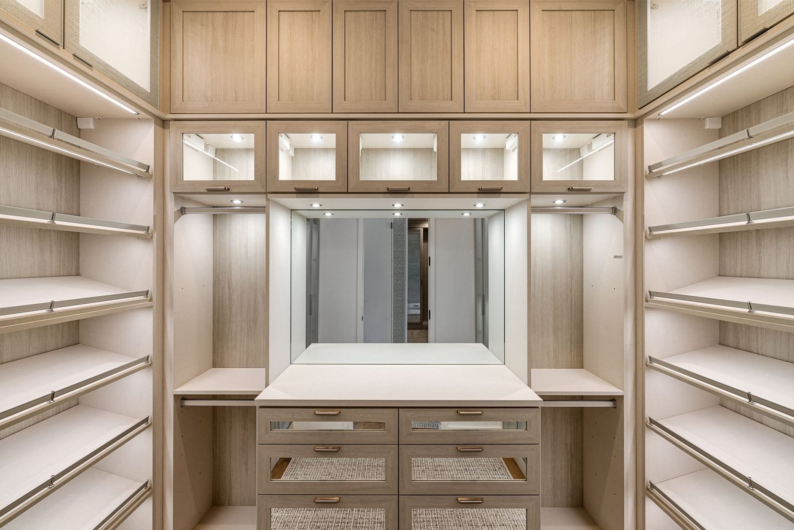 Sliding wardrobe with internals drawn to a garment count